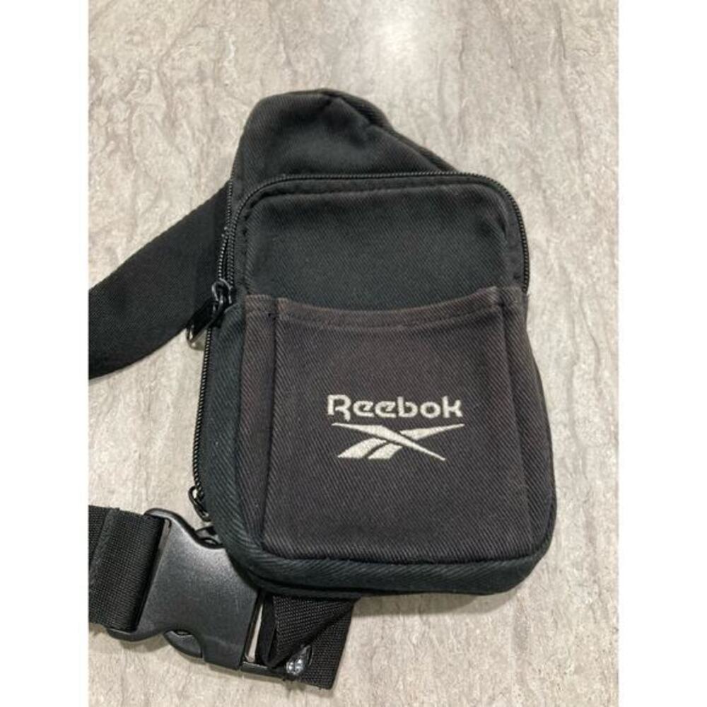 Reebok Classics Unisex Black Crossbody Sling Bag Adjustable Strap Zip Closure - Picture 5 of 11